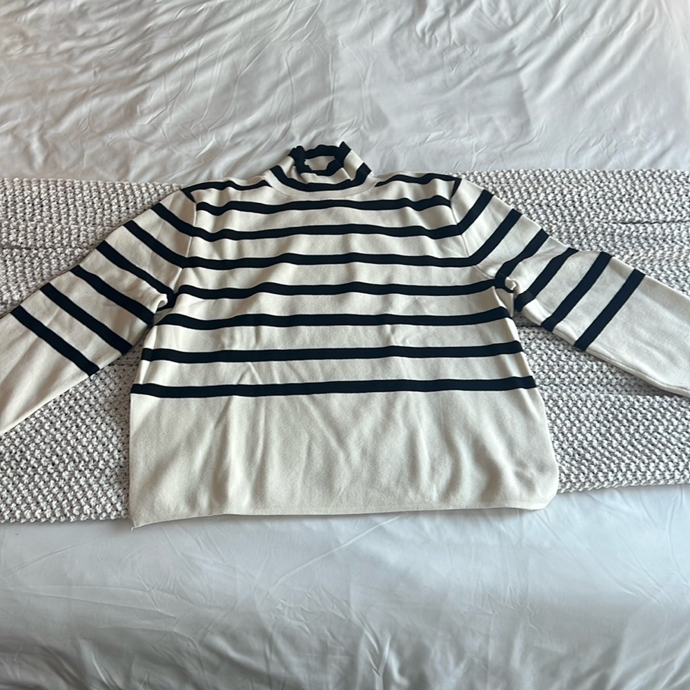 NWOT H&M Turtlneck Sweater with split side hems